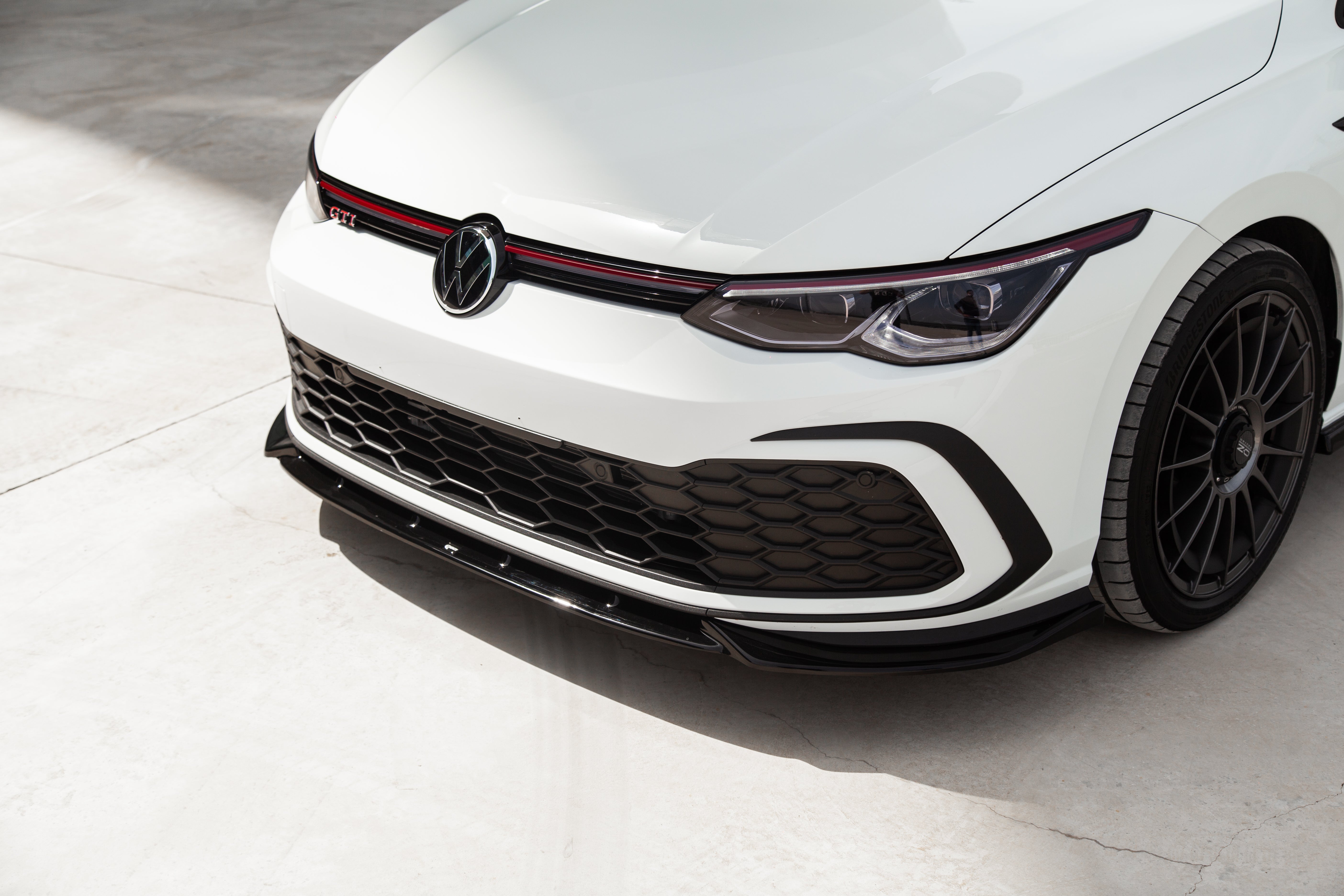 Front Splitter compatible with VW Volkswagen Golf MK 8 GTI / GTE / R Line 2020+ with ABE TÜV - ONEWAY Automotive GmbH